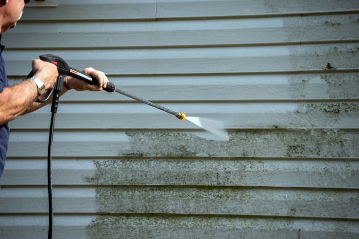 Power washing vinyl siding