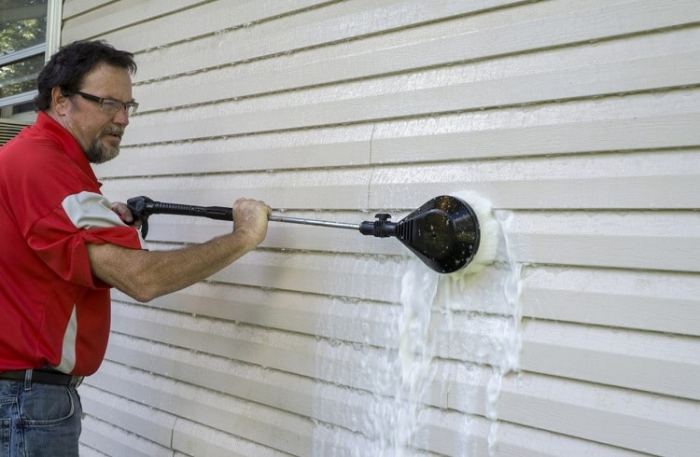 Power washing vinyl siding